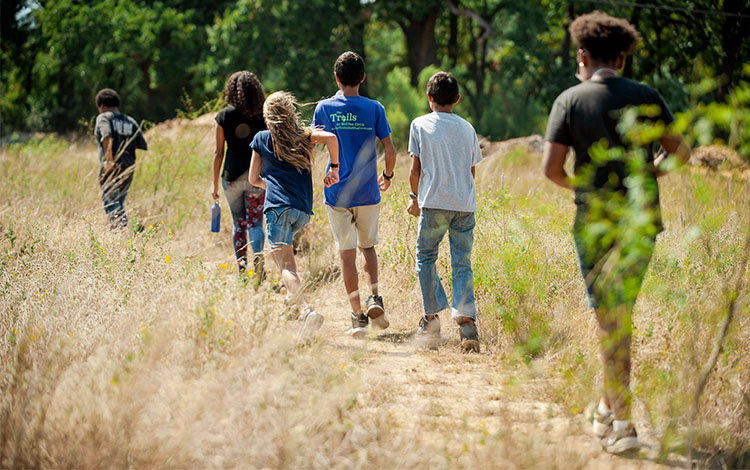 niños afuera en un sendero para caminar